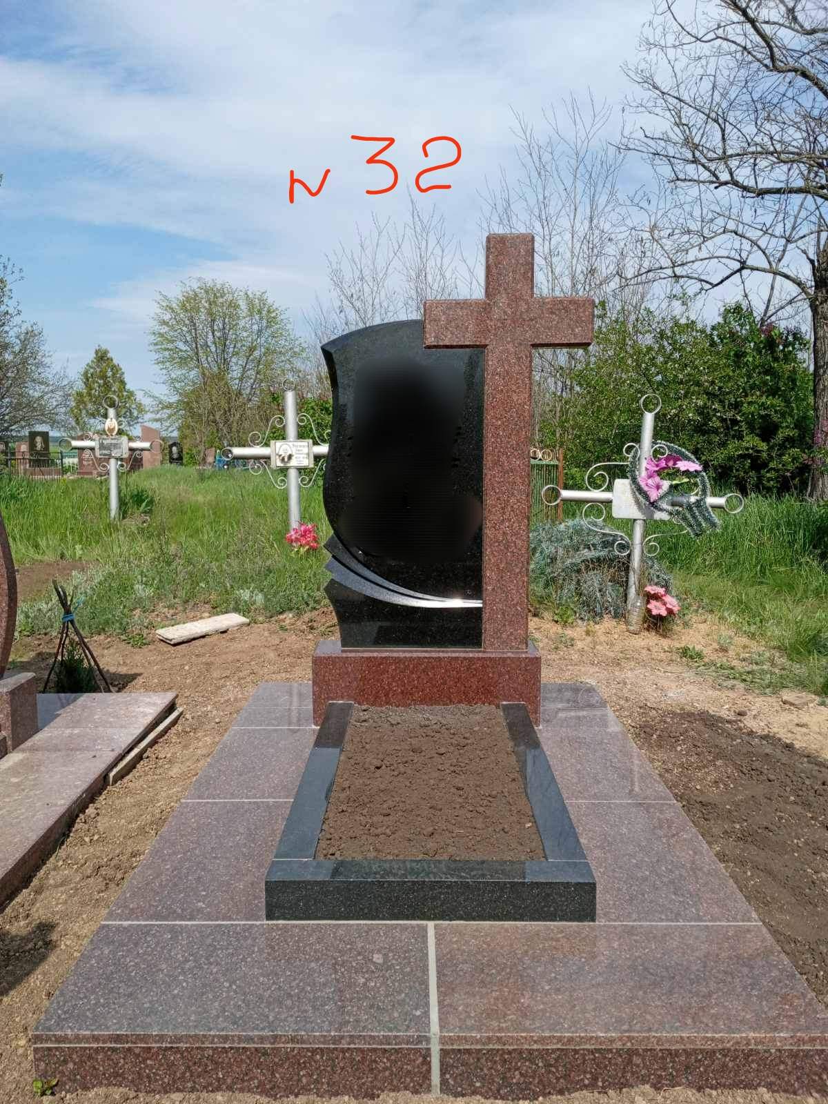 Памятник в виде креста